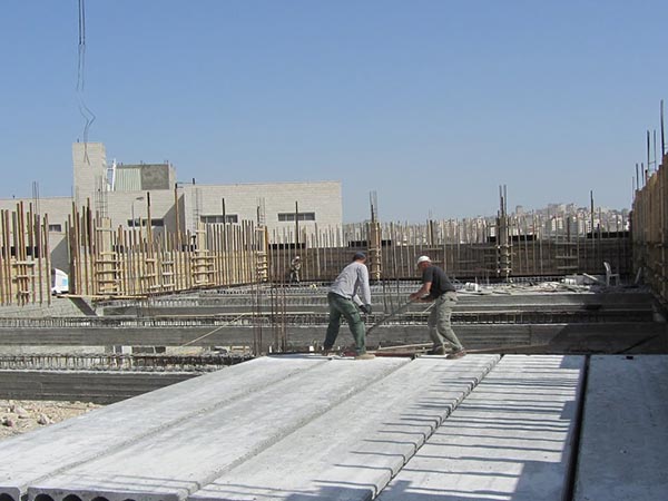 工廠車間建設使用青島輕質(zhì)隔墻板施工中